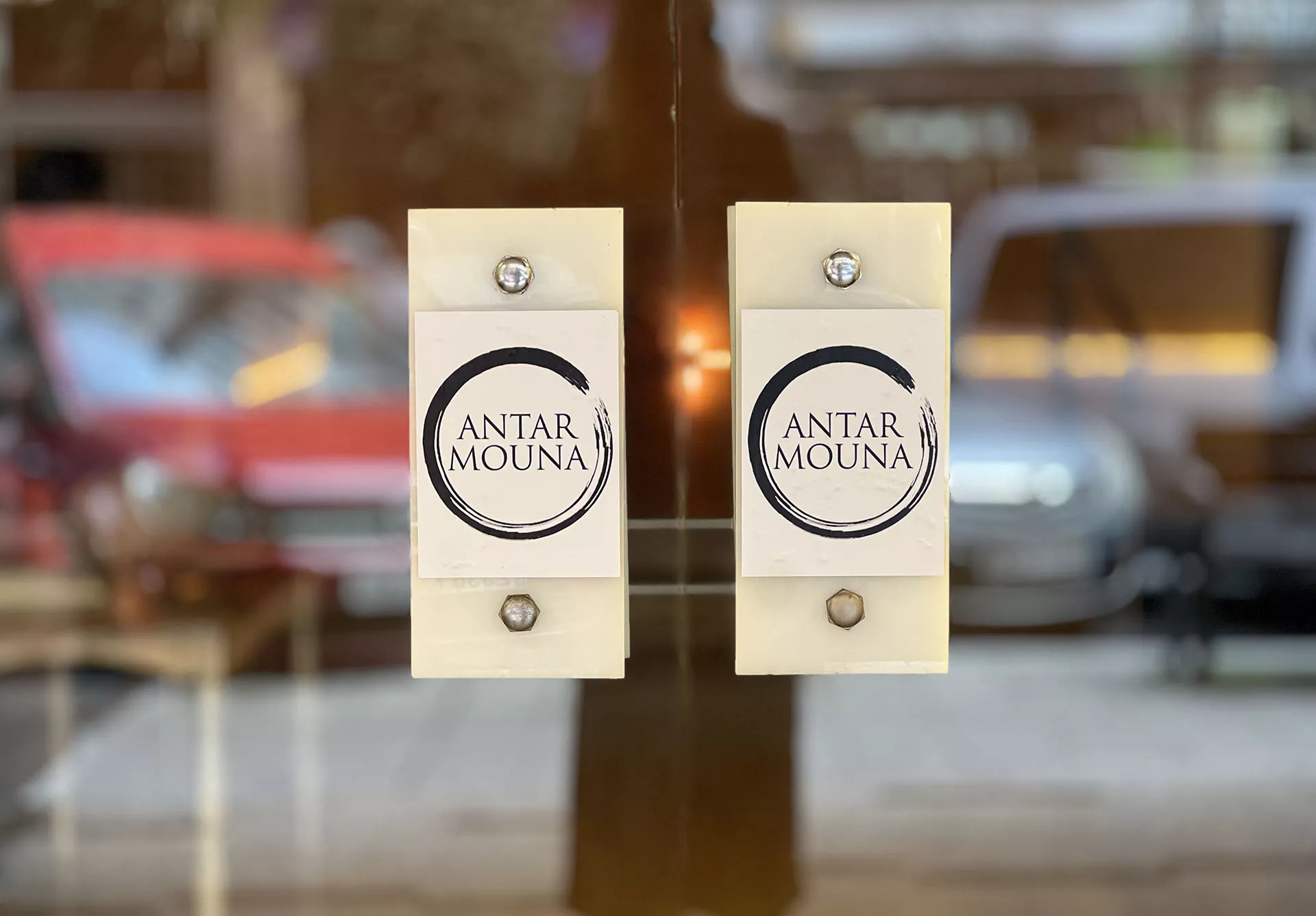 Escaparate con el logo de Antar Mouna